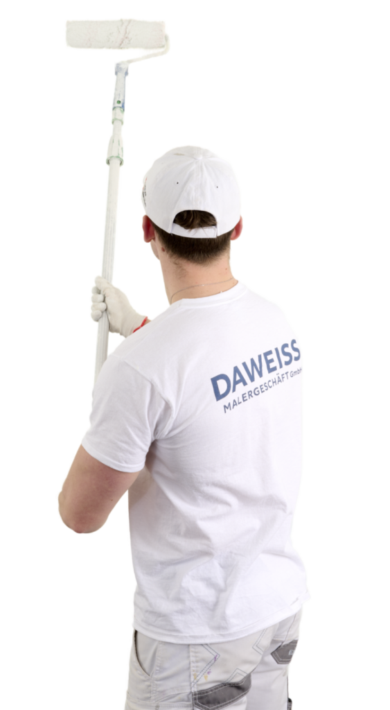 Mitarbeiter der DAWEISS Malergeschäft GmbH mit Farbrolle vor eingefärbtem Hintergrund.