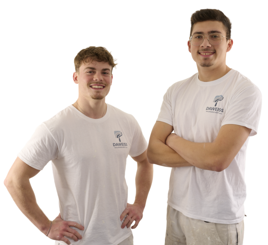 Die Inhaber der DAWEISS Malergeschäft GmbH (Marco Weiss und Francisco Feirrera Da Silva in Arbeitskleidung vor transparentem Hintergrund.